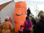 Převlékáme čarodějnici za Obří Halloweenskou mrkvodýni